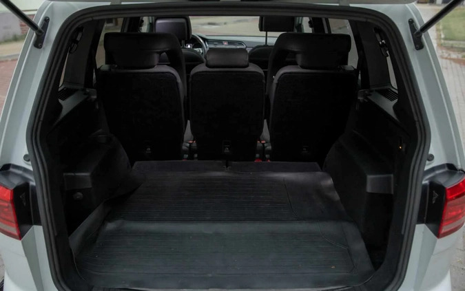 Volkswagen Touran cena 103900 przebieg: 135406, rok produkcji 2017 z Kostrzyn nad Odrą małe 562